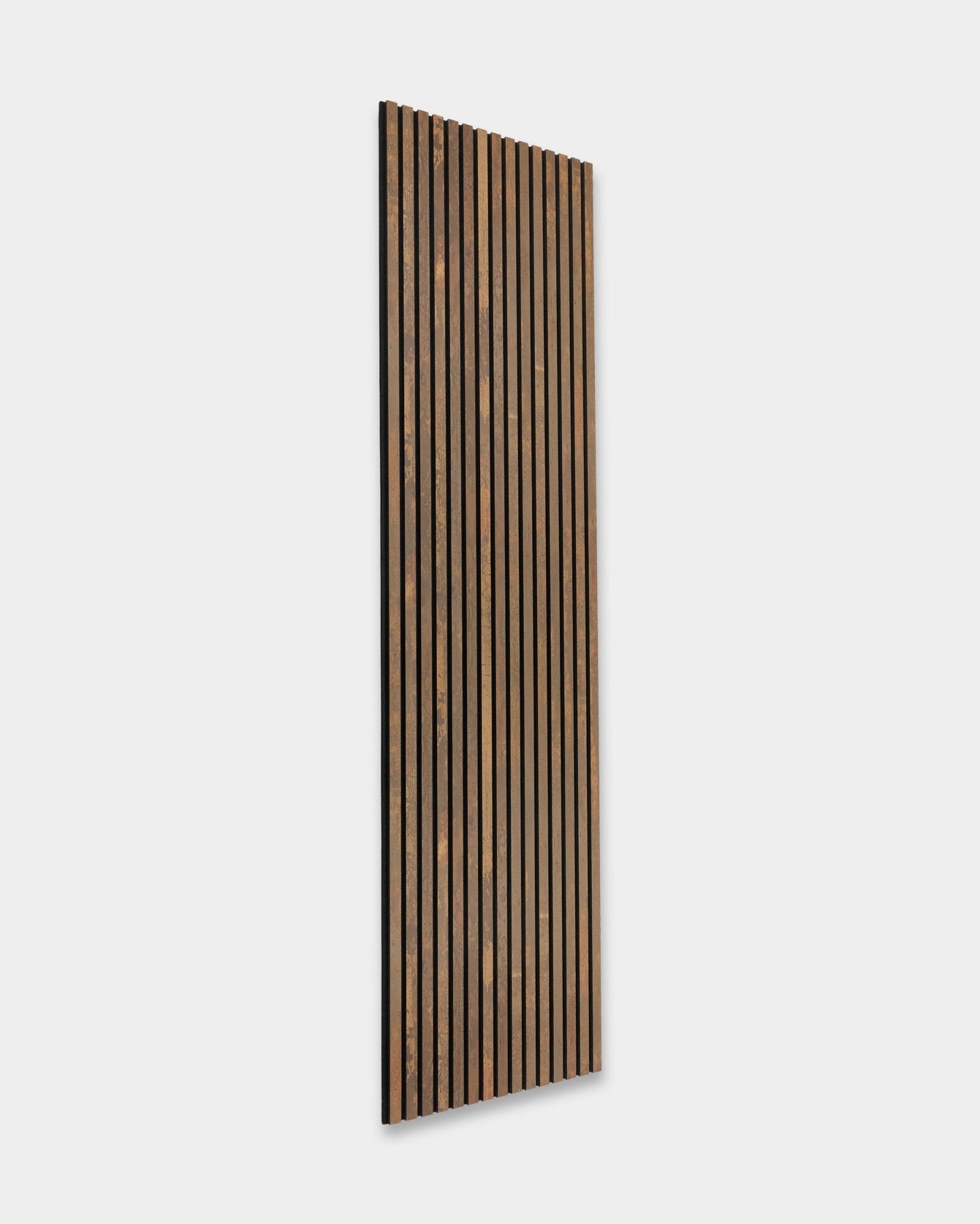El Rebel Akupanel en Oxide Copper, 240x60 cm de WoodUpp, Panel acústico con diseño de listones sobre un fondo liso gris claro.